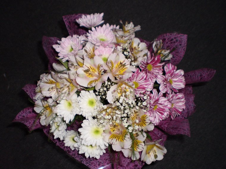 Букет цветов хризантемы и альстромерии