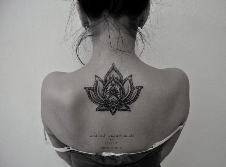 Татуировка Лотос на спине