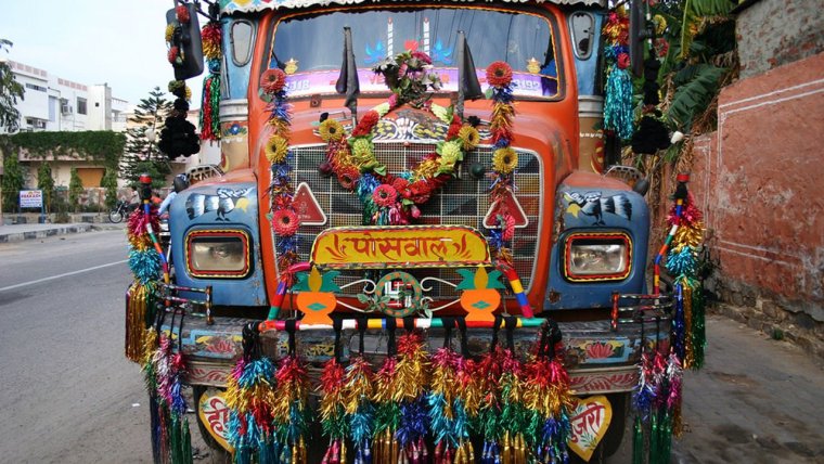 Индийский украшенный грузовик