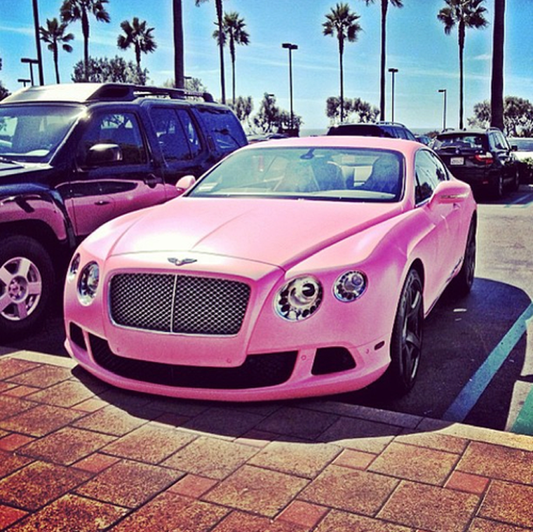 Розовая дорогая машина