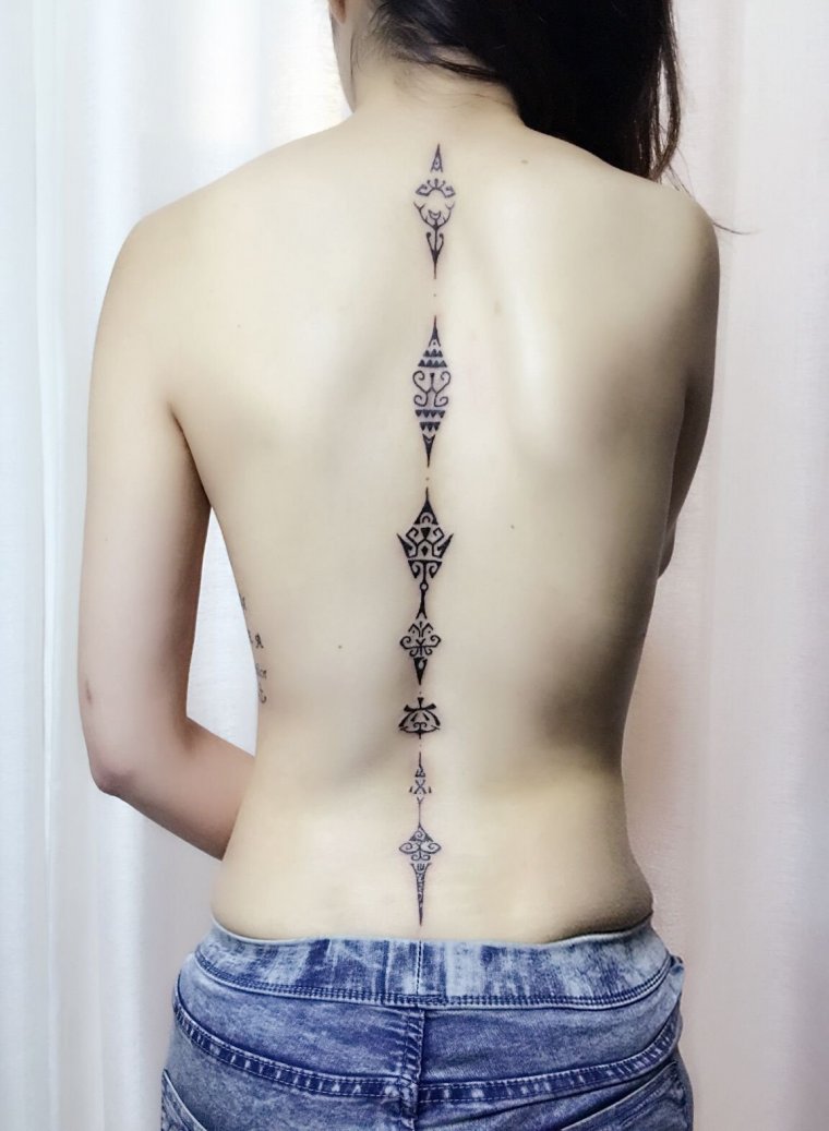 Женские татуировки вдоль позвоночника (46 фото) 39