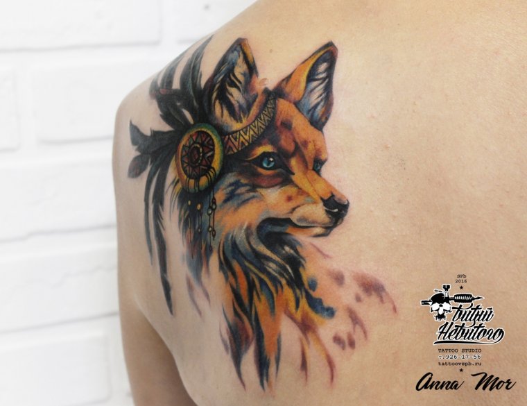 Тату лиса на лопатке