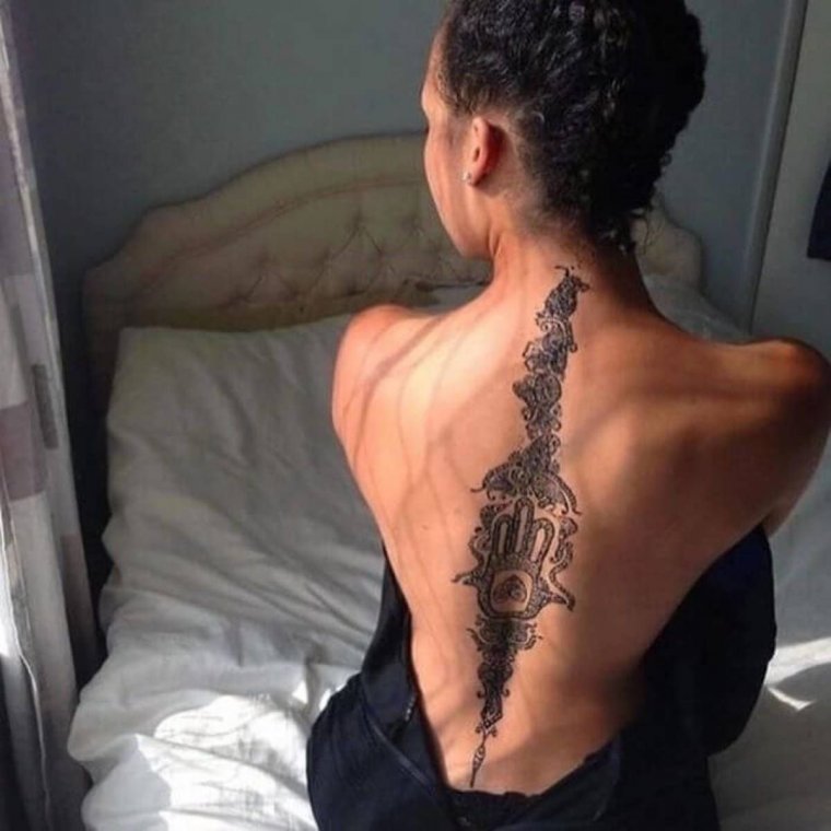 Женские татуировки вдоль позвоночника (46 фото) 32