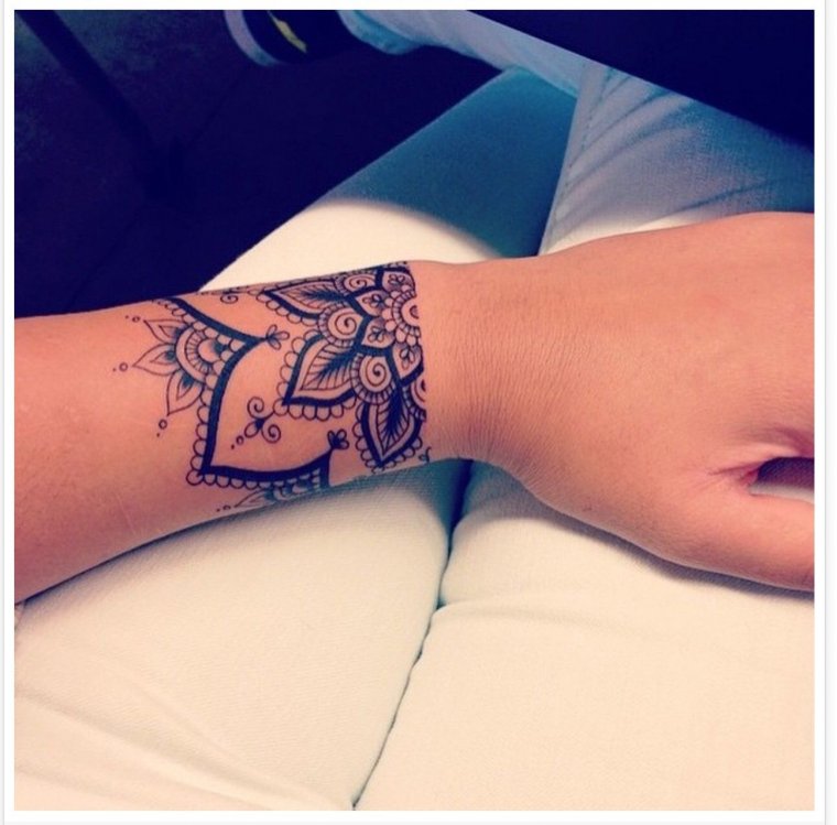 Тату на запястье большие