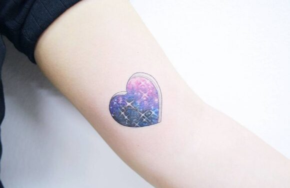 Татуировки — космос для девушек на руку (48 фото)