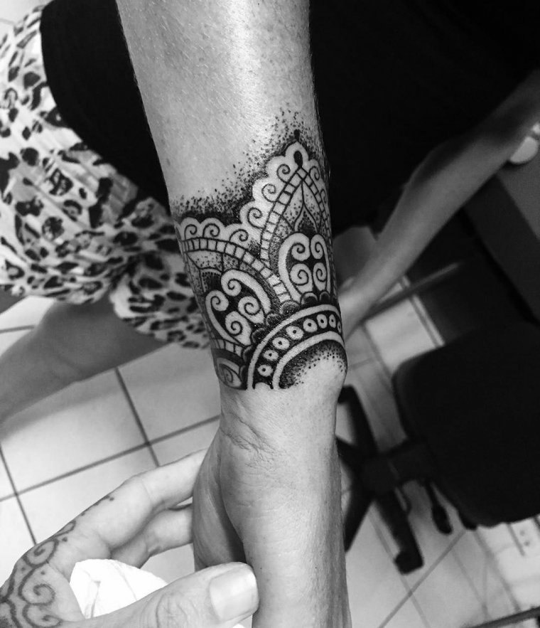 Тату Мандала на запястье для девушек