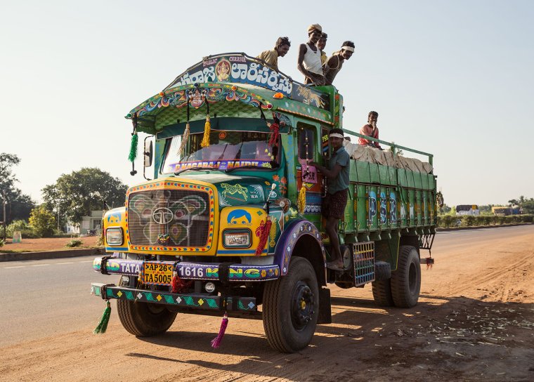 Индийский украшенный грузовик