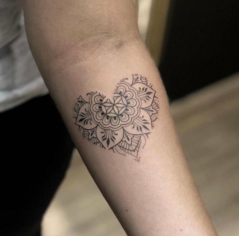 Mandala тату на запястье