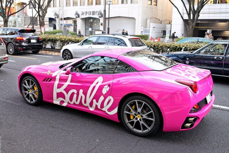 Розовая крутая машина