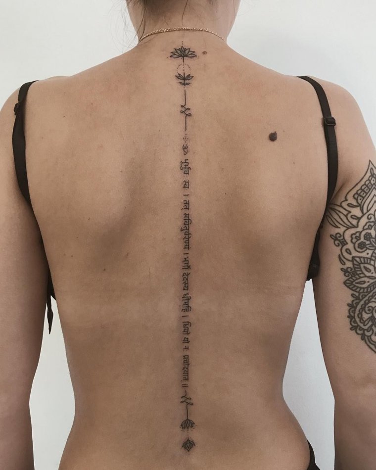 Женские татуировки вдоль позвоночника (46 фото) 35