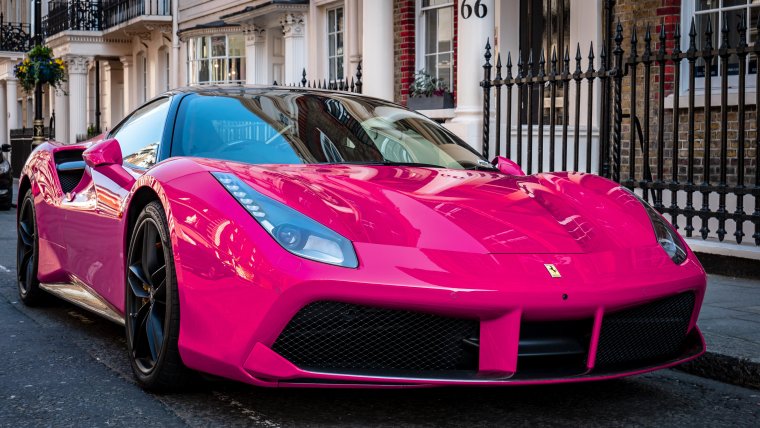 Красивая розовая машина Феррари