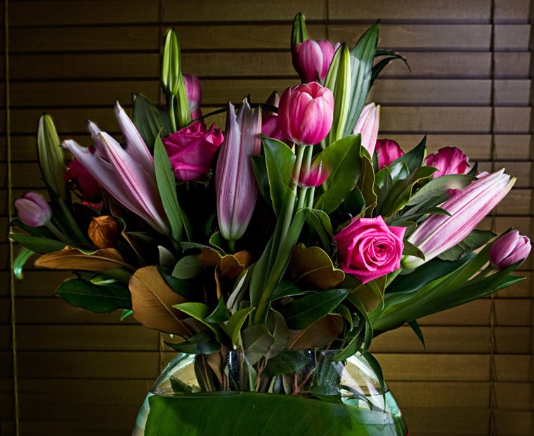 Красивый букет тюльпанов на столе