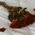 Букеты роз, лежащие на кровати (69 фото) 72