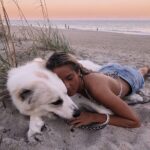 ФОТО: Собака на пляже 38 девушки