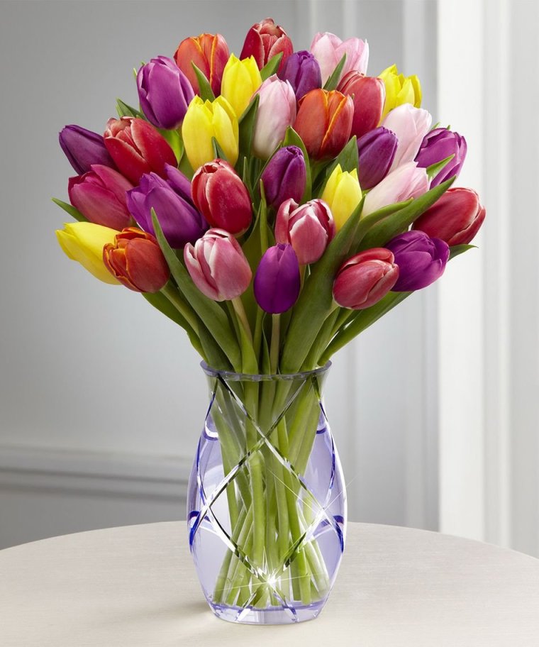 Букет разноцветных тюльпанов в вазе