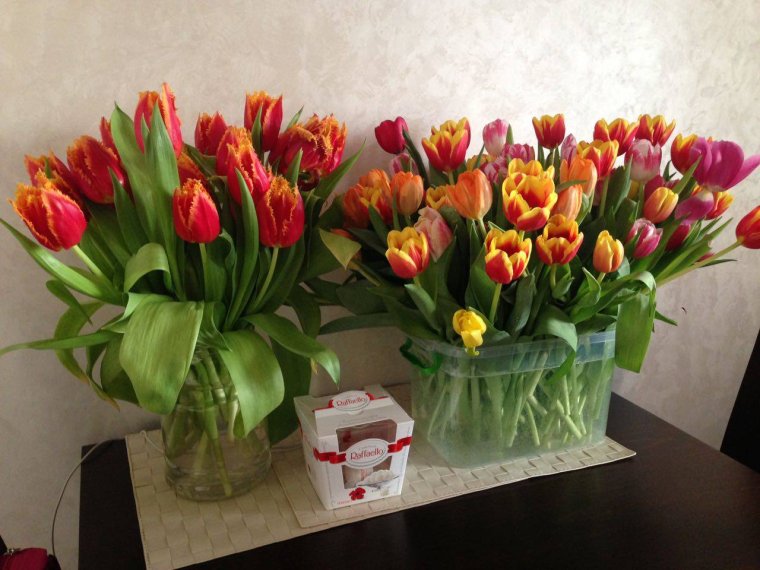 С 8 марта тюльпаны в коробке