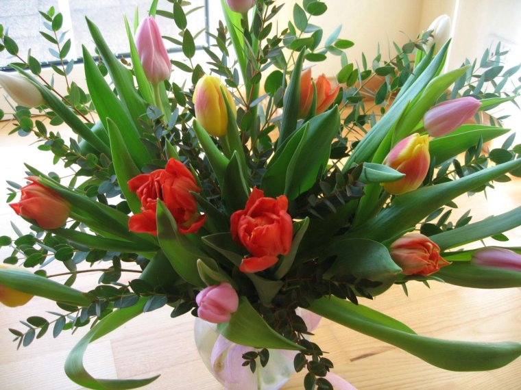 Красивый букет тюльпанов в вазе на столе