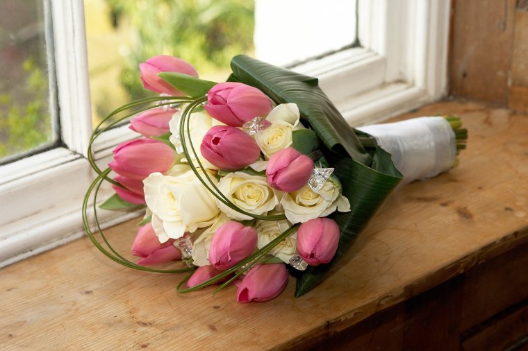 Красивый букет из тюльпанов и роз