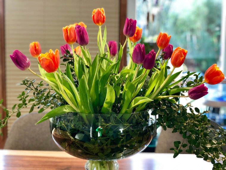 Красивый букет тюльпанов в вазе
