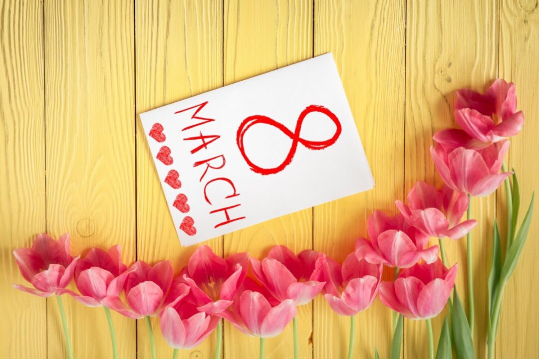 Стильные поздравительные открытки на 8 марта 24 открытки