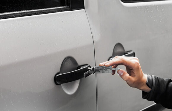 Аварийное открытие автомобиля в Одессе: что делать, если ключи остались в салоне