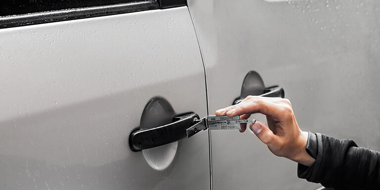 Аварийное открытие автомобиля в Одессе: что делать, если ключи остались в салоне