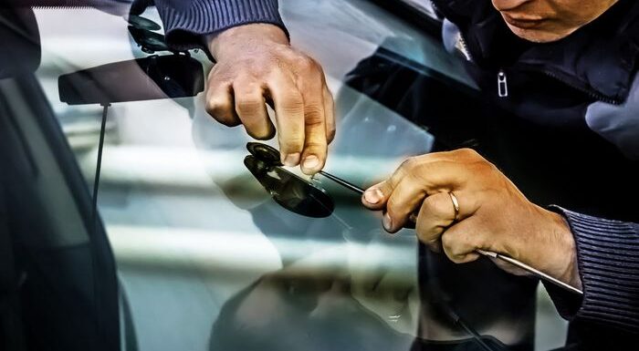 Как устранить скол и трещину на лобовом стекле?