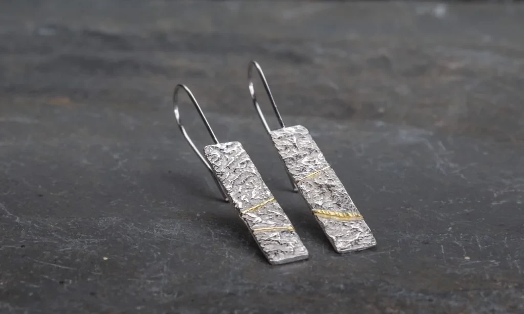 Серебро и открытый огонь: почему текстура обгорелого металла — это красиво 1