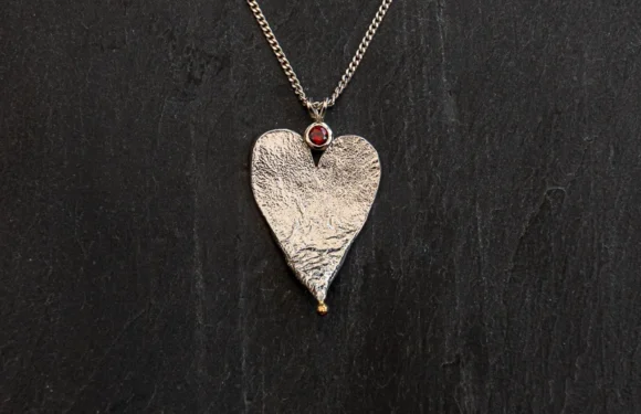 Серебро и открытый огонь: почему текстура обгорелого металла — это красиво