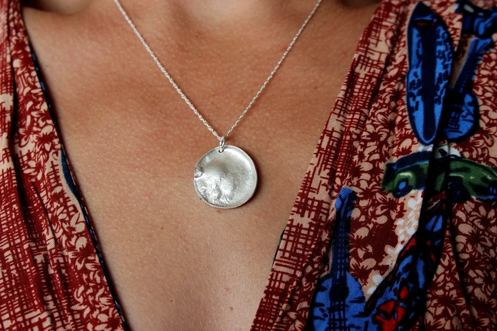 Серебро и открытый огонь: почему текстура обгорелого металла — это красиво 2